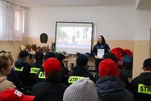 dzieci z MDP i DDP Surowa z włodarzami gminy Borowa i policjantką