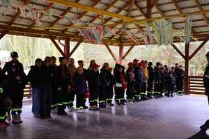 dzieci z MDP i DDP Surowa z włodarzami gminy Borowa i policjantką