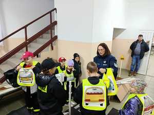 dzieci z MDP i DDP Surowa z włodarzami gminy Borowa i policjantką