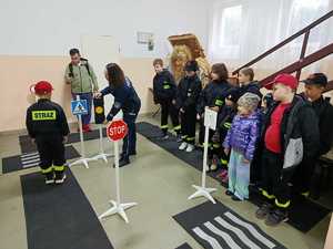 dzieci z MDP i DDP Surowa z włodarzami gminy Borowa i policjantką