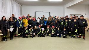 dzieci z MDP i DDP Surowa z włodarzami gminy Borowa i policjantką