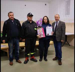 dzieci z MDP i DDP Surowa z włodarzami gminy Borowa i policjantką