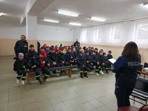 dzieci z MDP i DDP Surowa z włodarzami gminy Borowa i policjantką