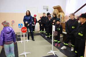 dzieci z MDP i DDP Surowa z włodarzami gminy Borowa i policjantką