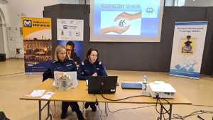 policjantki i uczestnicy przedsięwzięcia