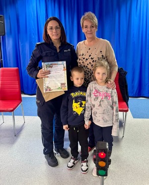 przedszkolaki z Przedszkola nr 13 w Mielcu z policjantką