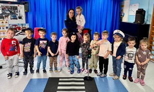 przedszkolaki z Przedszkola nr 13 w Mielcu z policjantką