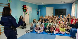 przedszkolaki z Przedszkola nr 13 w Mielcu z policjantką