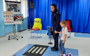 przedszkolaki z Przedszkola nr 13 w Mielcu z policjantką