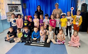 przedszkolaki z Przedszkola nr 13 w Mielcu z policjantką