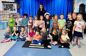przedszkolaki z Przedszkola nr 13 w Mielcu z policjantką