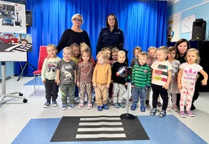 przedszkolaki z Przedszkola nr 13 w Mielcu z policjantką