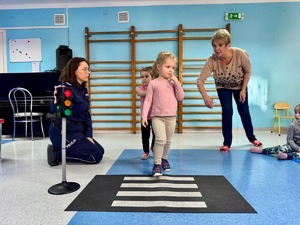 przedszkolaki z Przedszkola nr 13 w Mielcu z policjantką