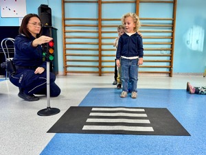 przedszkolaki z Przedszkola nr 13 w Mielcu z policjantką