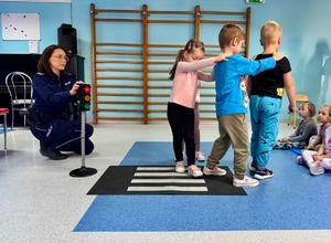 przedszkolaki z Przedszkola nr 13 w Mielcu z policjantką