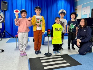 przedszkolaki z Przedszkola nr 13 w Mielcu z policjantką