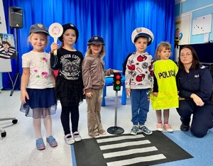 przedszkolaki z Przedszkola nr 13 w Mielcu z policjantką
