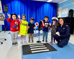 przedszkolaki z Przedszkola nr 13 w Mielcu z policjantką