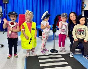 przedszkolaki z Przedszkola nr 13 w Mielcu z policjantką