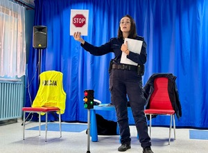 przedszkolaki z Przedszkola nr 13 w Mielcu z policjantką