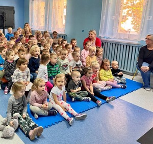 przedszkolaki z Przedszkola nr 13 w Mielcu z policjantką