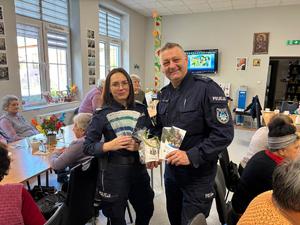 policjanci z seniorami