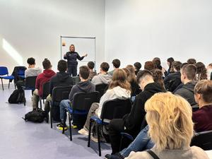 policjantka, uczniowie i nauczyciele z V LO w Mielcu