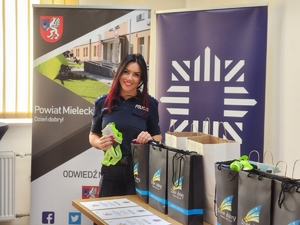 laureaci konkursu, opiekunowie, nauczyciele i policjanci