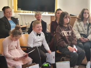 laureaci konkursu, opiekunowie, nauczyciele i policjanci