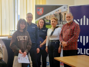 laureaci konkursu, opiekunowie, nauczyciele i policjanci