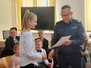 laureaci konkursu, opiekunowie, nauczyciele i policjanci