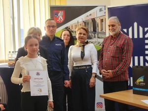 laureaci konkursu, opiekunowie, nauczyciele i policjanci