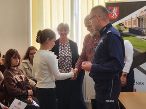 laureaci konkursu, opiekunowie, nauczyciele i policjanci