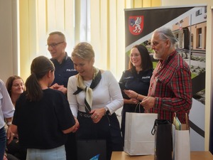 laureaci konkursu, opiekunowie, nauczyciele i policjanci
