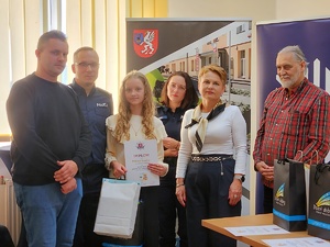 laureaci konkursu, opiekunowie, nauczyciele i policjanci