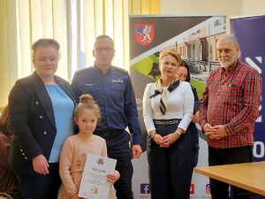 laureaci konkursu, opiekunowie, nauczyciele i policjanci