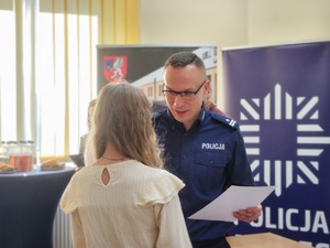 laureaci konkursu, opiekunowie, nauczyciele i policjanci