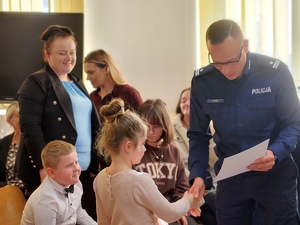 laureaci konkursu, opiekunowie, nauczyciele i policjanci