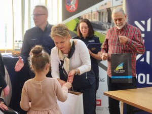 laureaci konkursu, opiekunowie, nauczyciele i policjanci