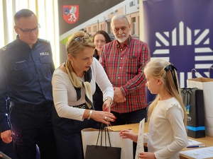 laureaci konkursu, opiekunowie, nauczyciele i policjanci