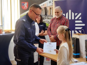 laureaci konkursu, opiekunowie, nauczyciele i policjanci