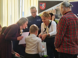 laureaci konkursu, opiekunowie, nauczyciele i policjanci