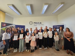 laureaci konkursu, opiekunowie, nauczyciele i policjanci