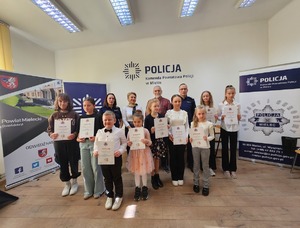 laureaci konkursu, opiekunowie, nauczyciele i policjanci