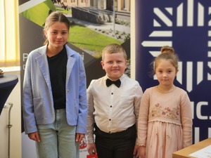 laureaci konkursu, opiekunowie, nauczyciele i policjanci