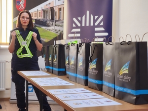 laureaci konkursu, opiekunowie, nauczyciele i policjanci