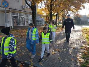 dzielnicowi z dziećmi na spacerze
