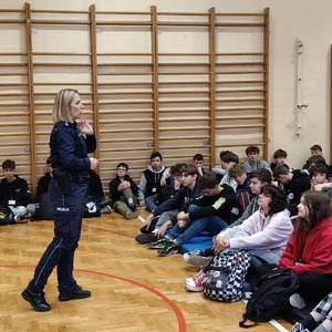 Młodzież z Elektryka z policjantami