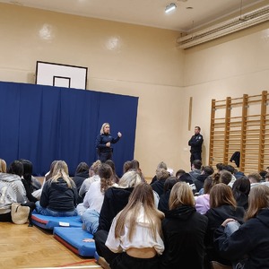 Młodzież z Elektryka z policjantami