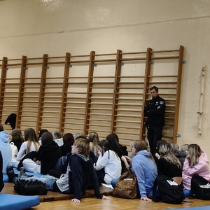 Młodzież z Elektryka z policjantami